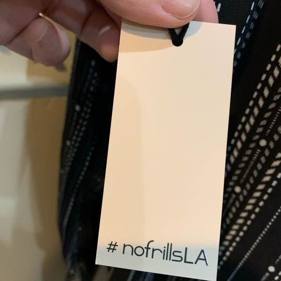 💥NWT - Black and white blouse with front tie - Picture 6 of 7